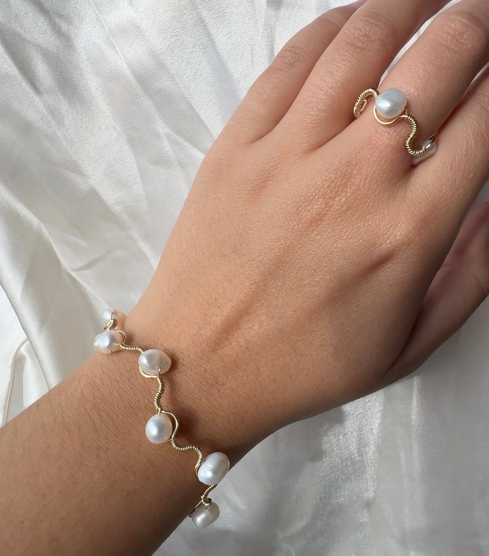 Marina Ring – Wavy Gold and Pearl Ring