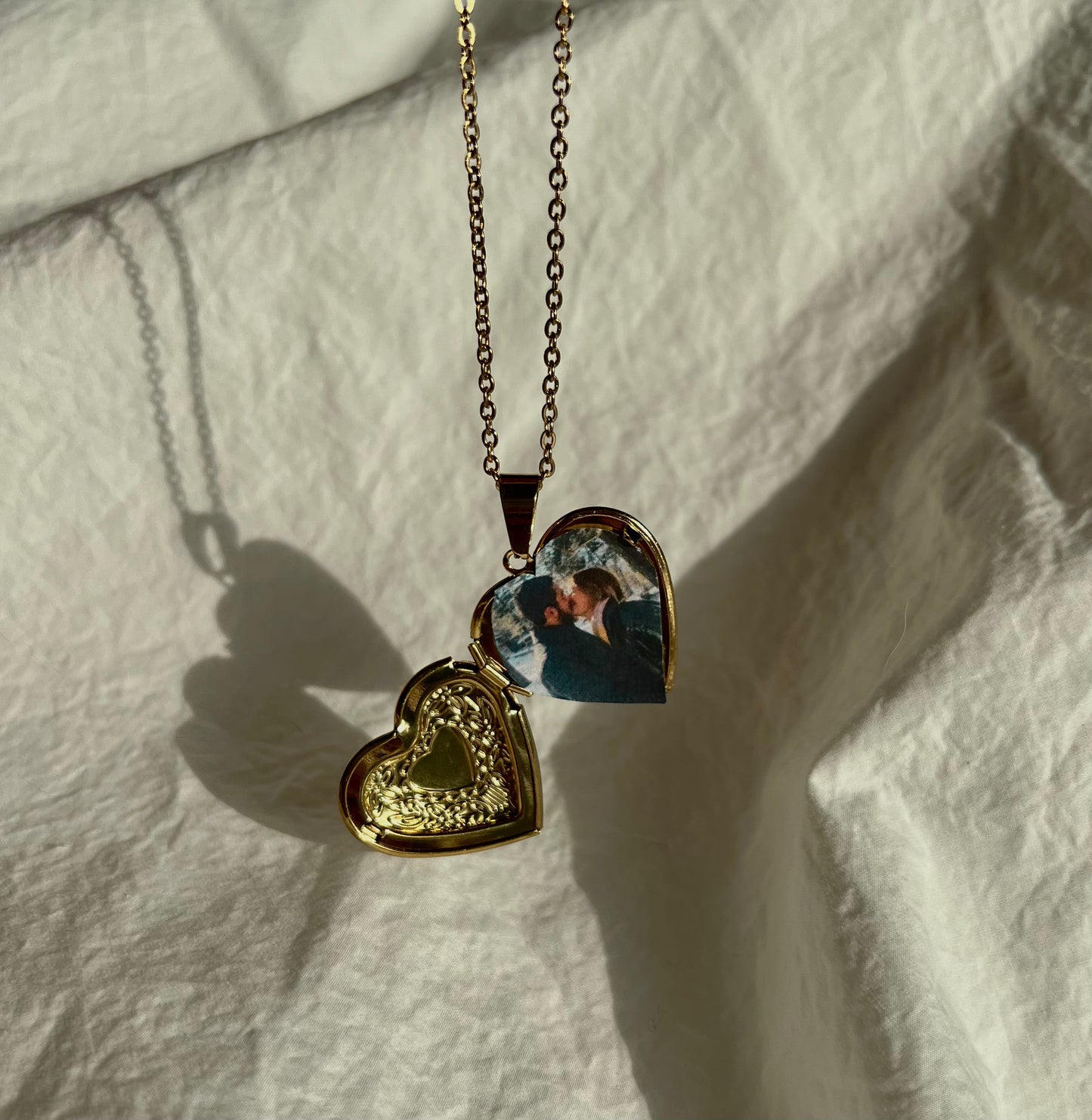 Lily Locket Keychain – Custom Photo Locket Keychain