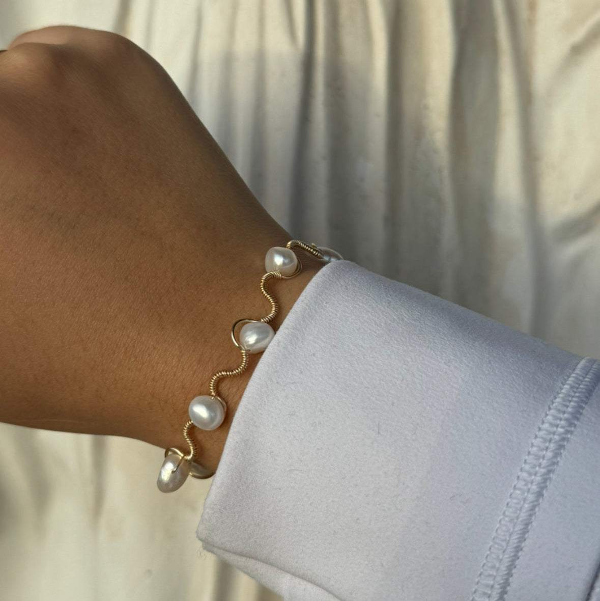 Serena Bracelet - Gold Wavy Bracelet with Intercalated Pearls