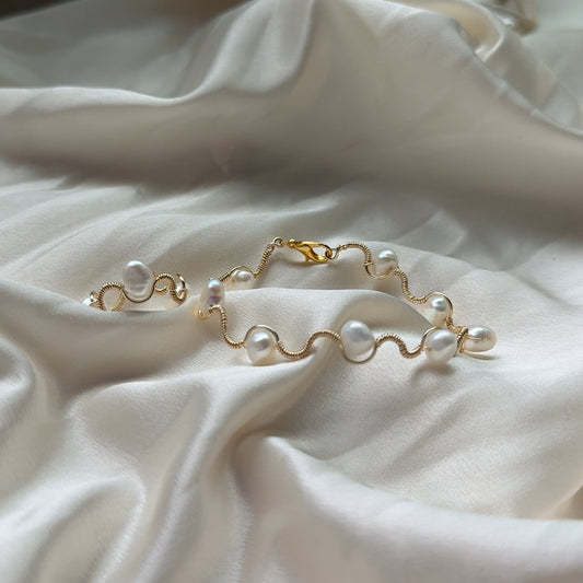 Serena Bracelet - Gold Wavy Bracelet with Intercalated Pearls