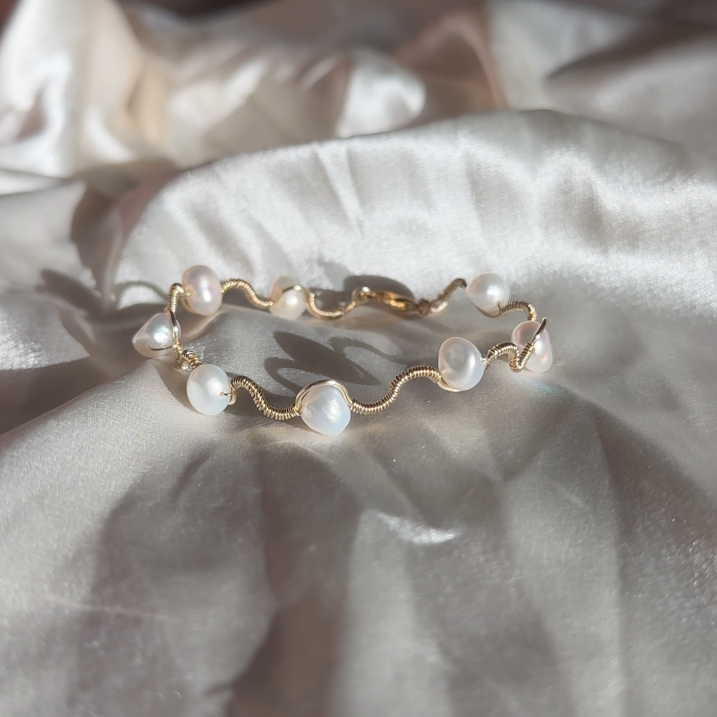 Serena Bracelet - Gold Wavy Bracelet with Intercalated Pearls