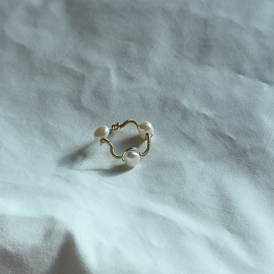 Marina Ring – Wavy Gold and Pearl Ring